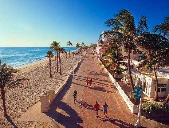 Downtown Hollywood Beach Students' Dormホステル エクステリア 写真